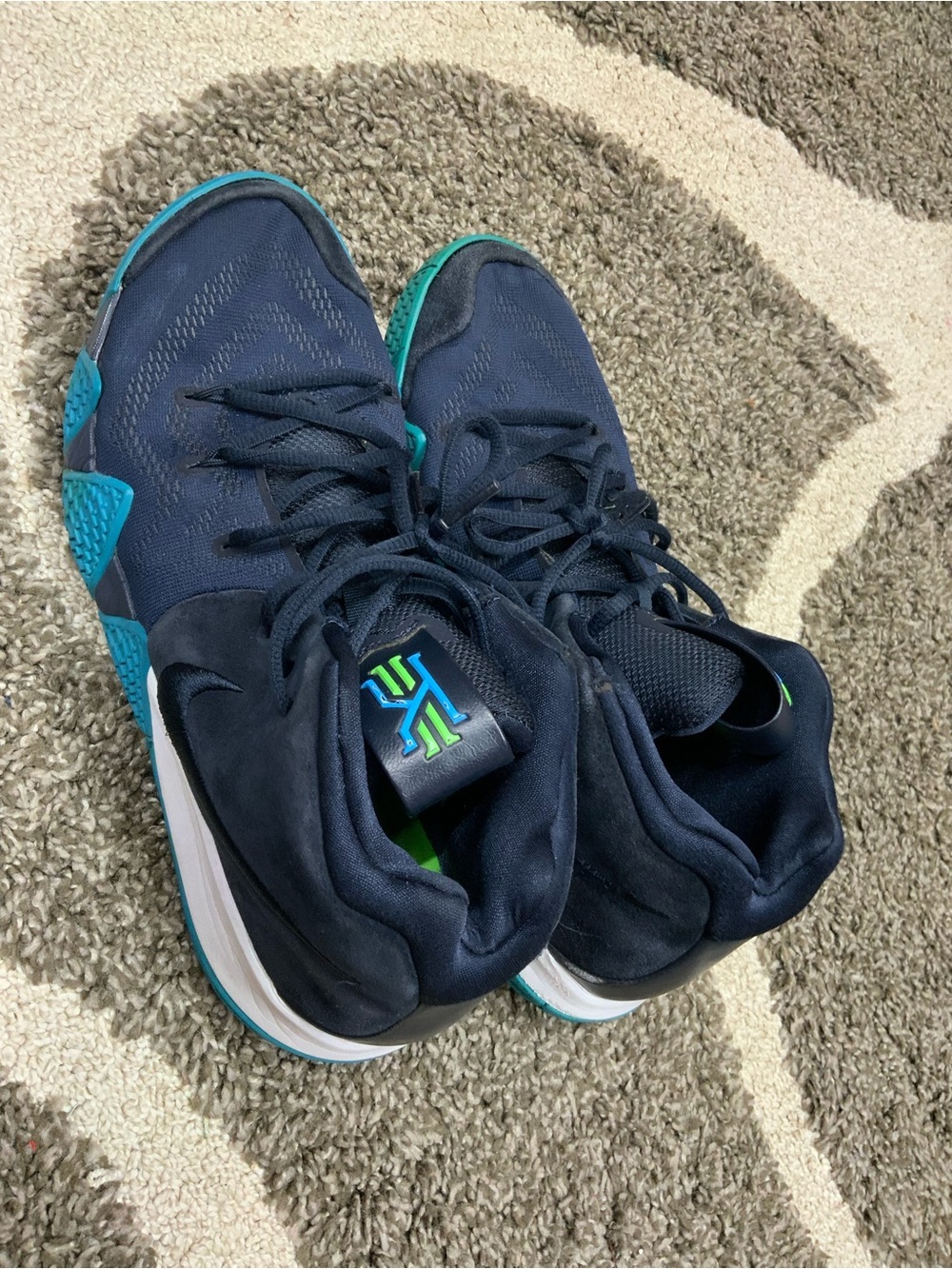 Nike Kyrie 4 Basketball Shoes – Men’s Size 11